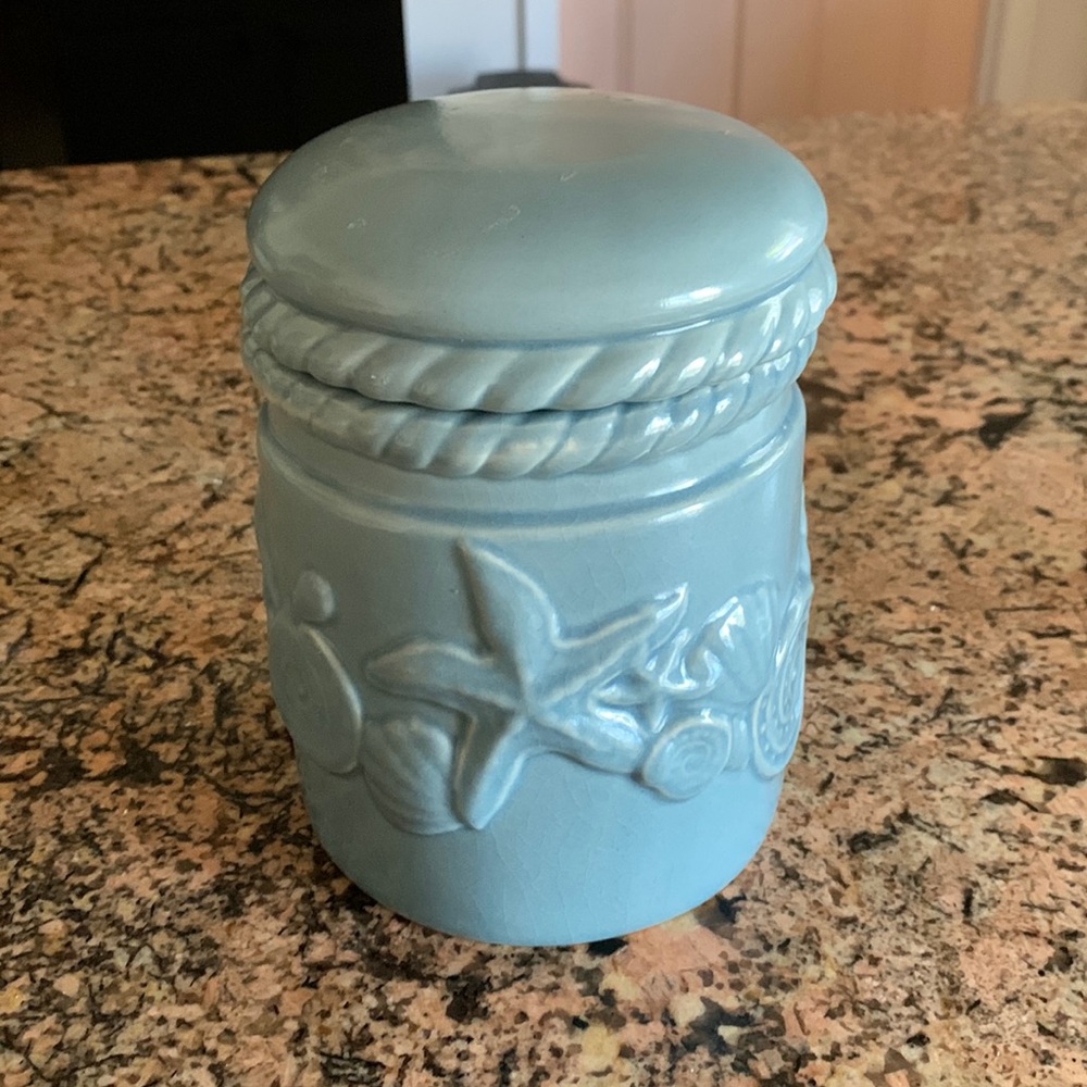 Decorative shell container